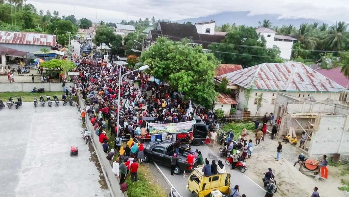 Aksi ribuan massa tiga desa di Parigi Mountong yang menolak kehadiran tambang emas pada 12 Februari lalu. Dalam aksi ini, satu orang tewas terkena tembakan peluru tajam. Foto: ARTI-KTT