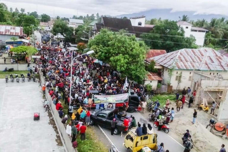 Aksi ribuan massa tiga desa di Parigi Mountong yang menolak kehadiran tambang emas pada 12 Februari lalu. Dalam aksi ini, satu orang tewas terkena tembakan peluru tajam. Foto: ARTI-KTT