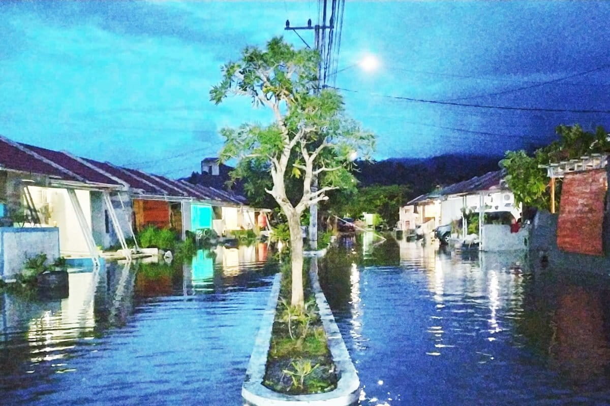 Banjr rob merendam pemukiman di Mamuju. Foto: Agus Mawan/ Mongabay Indonesia