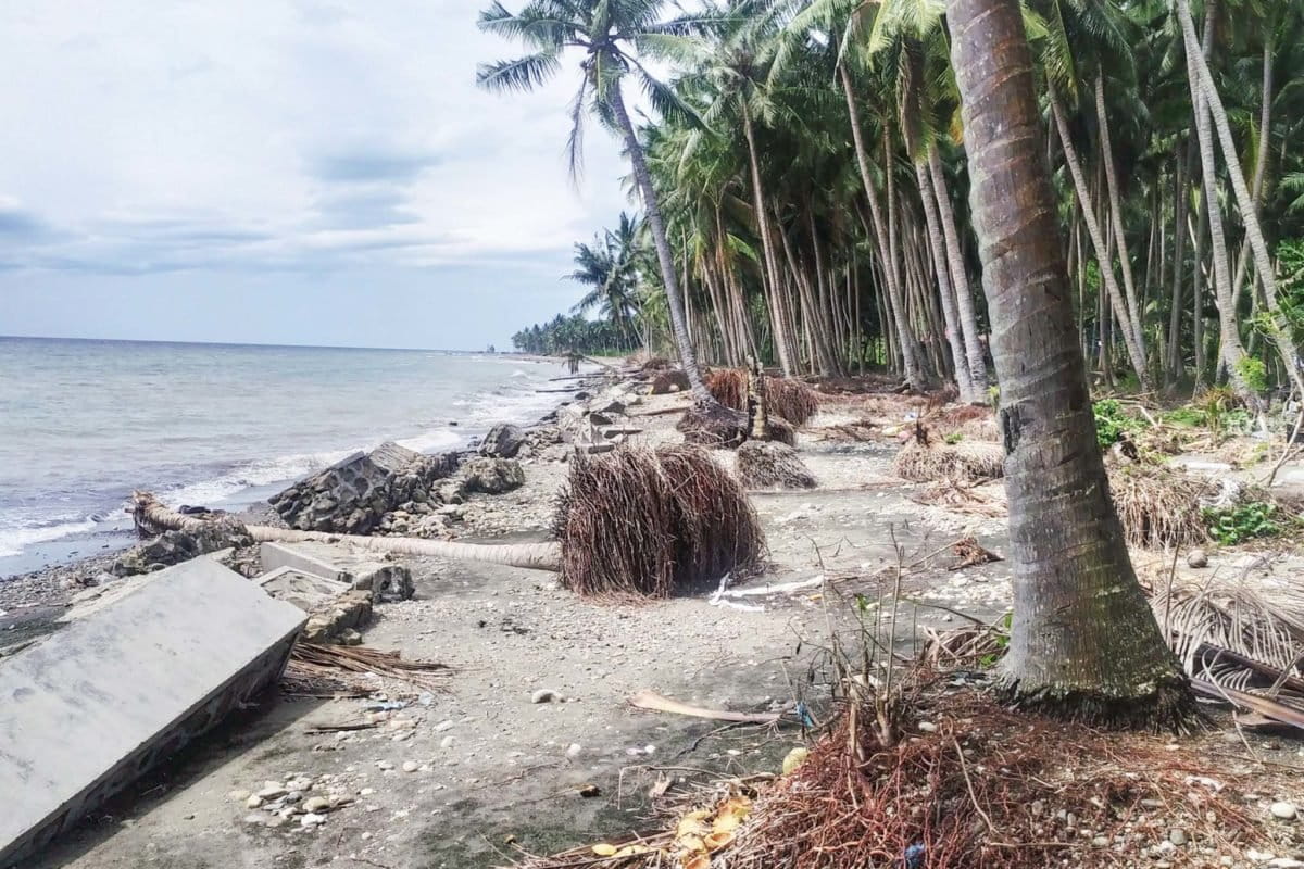 Kerusakan tanggul di pesisir Mamaju, setelah kena terjang ombak besar. Foto: Agus Mawan/ Mongabay Indonesia