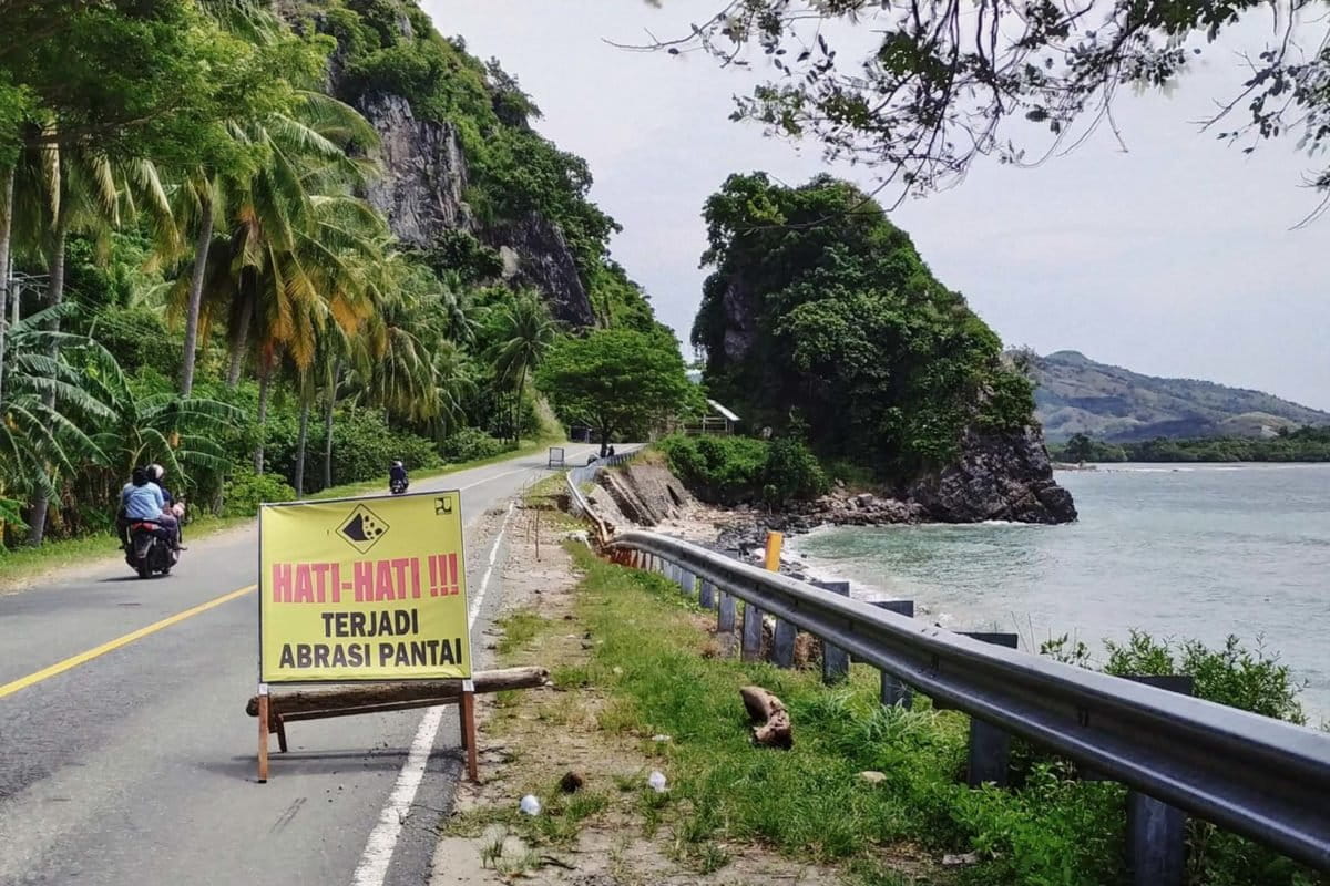 jalan poros Majene-Mamuju. Foto: Agus Mawan. Mongabay Indonesia