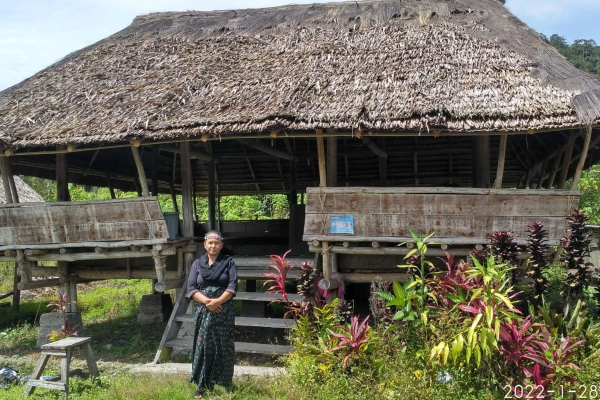 1.Rukmini Paata Toheke dan Lobo Sekolah alam yang di rintisnya. Foto: Minnie Rivai/ Mongabay Indonesia