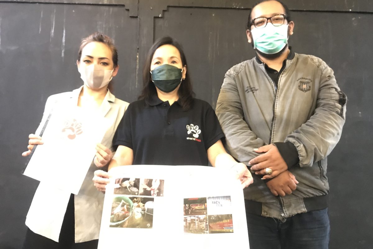 Humas lapangan dan investigator DMFI Mustika (tengah) bersama dog lover dan cat lover di Malang menunjukkan foto pembantaian anjing di jagal yang sadis dan penuh kekerasan. Foto: Eko Widianto/ Mongabay Indonesia