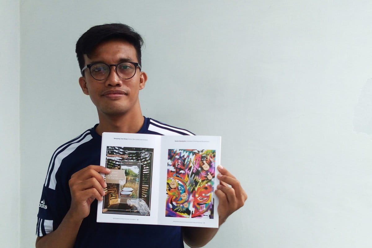 Naufan Noordyanto dan buku hasil karya desain grafisnya. Foto: Gafur Abdullah/ Mongabay Indonesia