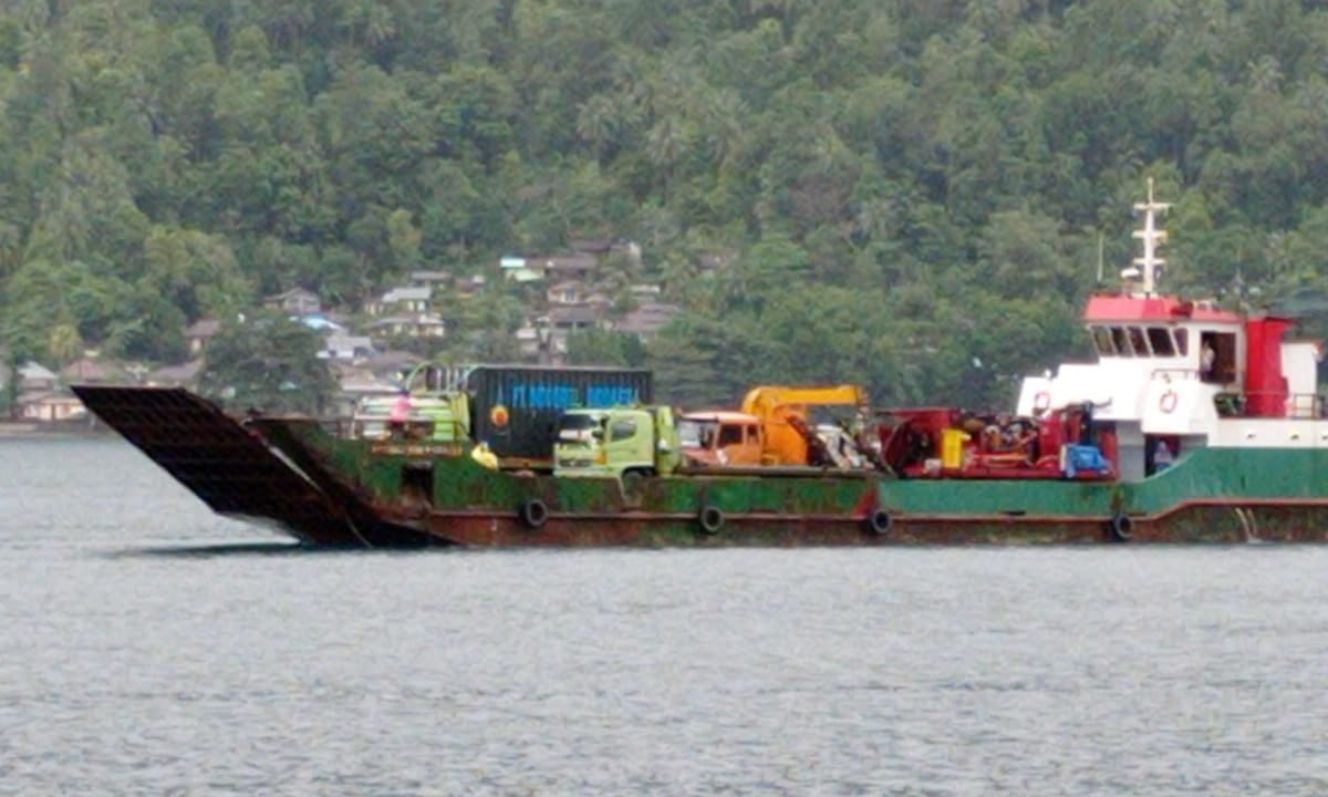 Satu Kapal landing craft tank (LCT) Artha Bumi Sabit (Kapal ABS) berisi alat berat perusahaan tambang emas, PT Tambang Mas Sangihe (TMS) berusaha masuk ke pelabuhan di Pulau Sangihe. 3 Februari 2022. Masyarakat Sangihe menolak keras kapal sandar dan bongkar alat berat buat perusahaan tambang emas. ini. Foto: Save Sangihe Island