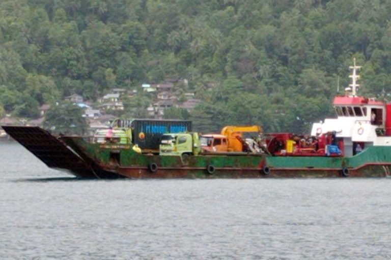 Satu Kapal landing craft tank (LCT) Artha Bumi Sabit (Kapal ABS) berisi alat berat perusahaan tambang emas, PT Tambang Mas Sangihe (TMS) berusaha masuk ke pelabuhan di Pulau Sangihe. 3 Februari 2022. Masyarakat Sangihe menolak keras kapal sandar dan bongkar alat berat buat perusahaan tambang emas. ini. Foto: Save Sangihe Island
