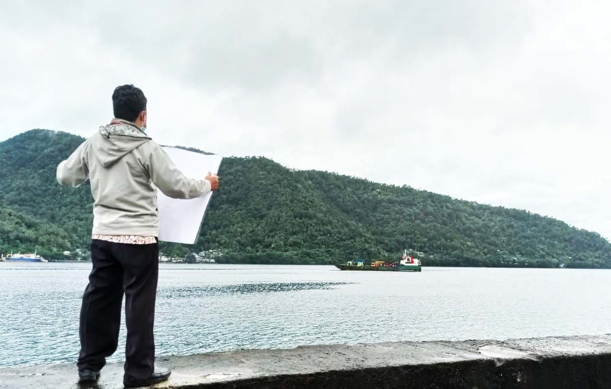 Warga Sangihe yang protes melihat kapal membawa alat berap perusahaan tambang emas akan masuk Sangihe. Foto: Save Sangihe Island