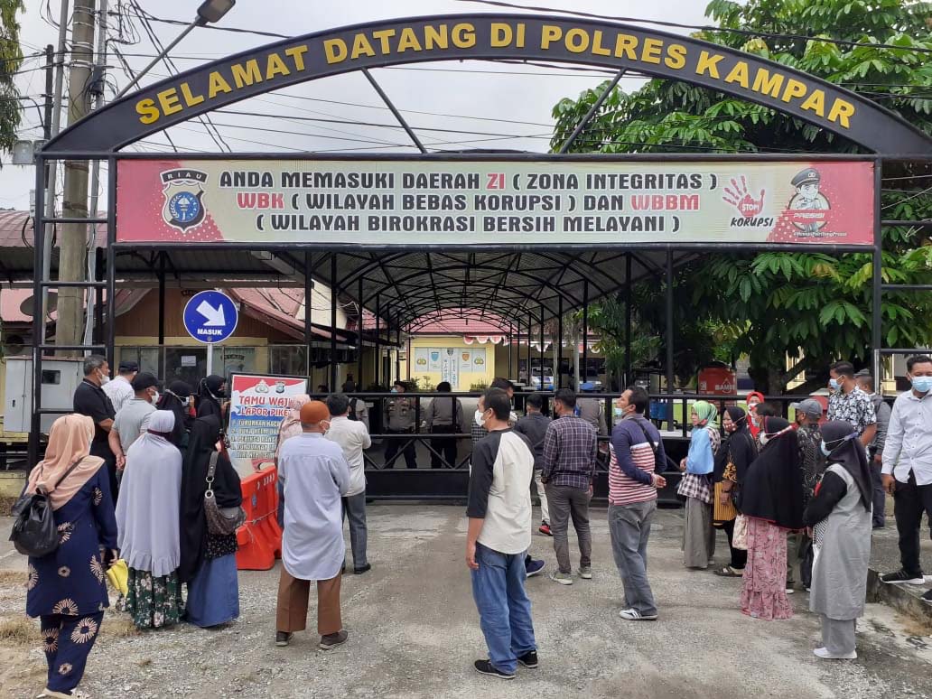 Protes petani atas kepangkapan Anthony Hamzah, Ketua Koperasi Petani Sawit Makmur (Kopsa M) . Foto: Suryadi/ Mongabay Indonesia