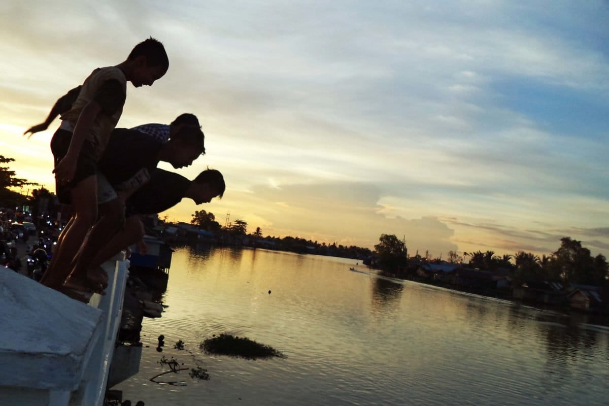 Sungai di Banjarmasin. Dulu sungai-sungai di kota ini punya banyak kegunaan, dari tempat perdagangan, lalu lintas sampai keperluan sehari-hari warga. Kini, kondisi sungai sudah menurun, terjadi pendangkalan di ana-mana. Foto: M Rahim Azra/ Mongabay Indonesia