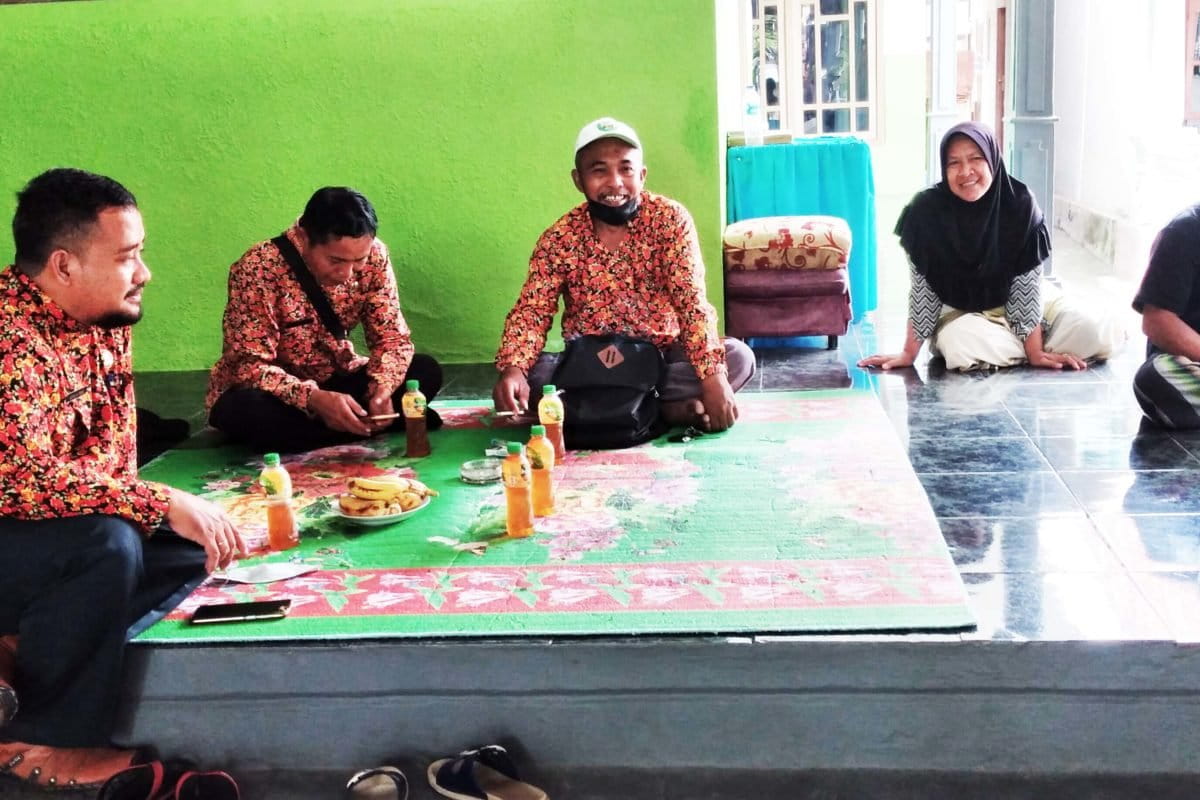 Tiga orang penyuluh pertanian Sumenep bertemu ketua kelompok tani membahas benih jagung bantuan pemerintah. Foto: Moh. Tamimi/Mongabay Indonesia