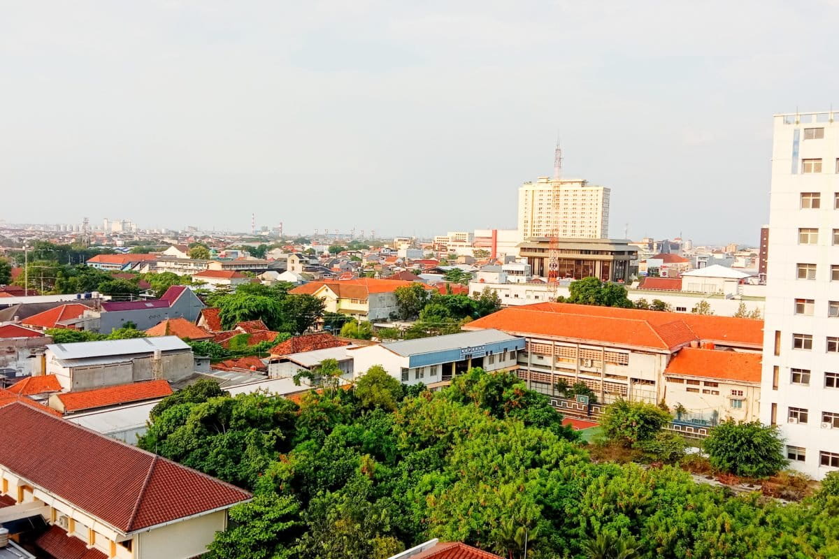 Salah satu sudut Kota Semarang. Perubahan iklim yang terjadi mengancam peningkatan kasus Demam Berdarah Dengue (DBD) di wilayah setempat. Foto: Widya Andriana