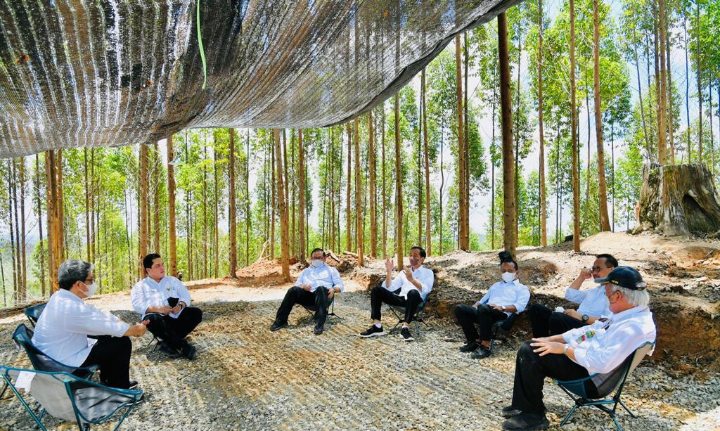 Presiden Joko Widodo, bersama jajaran menteri kala berada di titik nol IKN Nusantara. Foto: dari Facebook Presiden Joko Widodo