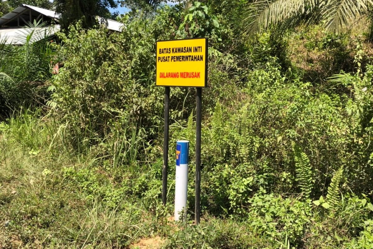 Plang-plang yang menunjukkan wilayah itu akan masuk lokasi IKN Nusantara, berada di wilayah adat. Foto: AMAN