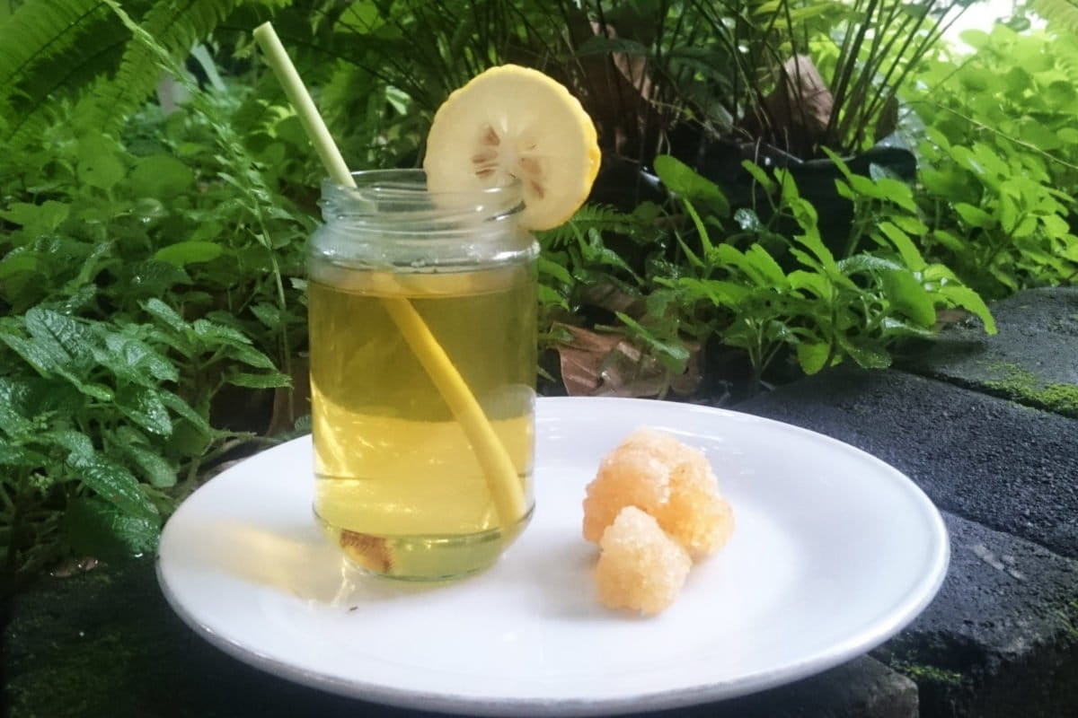 Minuman serai memiliki banyak banfaat kesehatan, antara lain menguatkan imun tubuh, usir flu dan lain-lain. Foto: Nuswantoro/ Mongabay Indonesia
