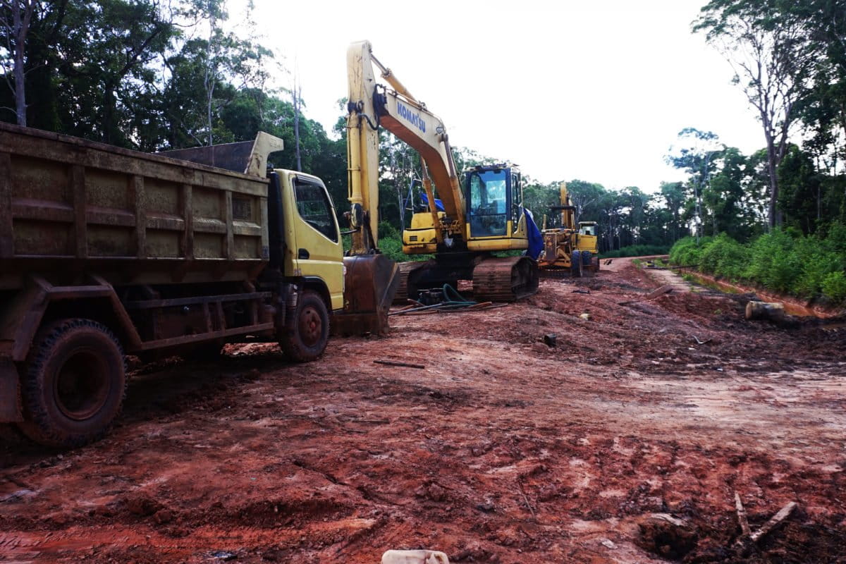 Alat berat untuk membuat jalan di perbatasan konsesi PT PNMP. Foto: koalisi organisasi masyarakat sipil