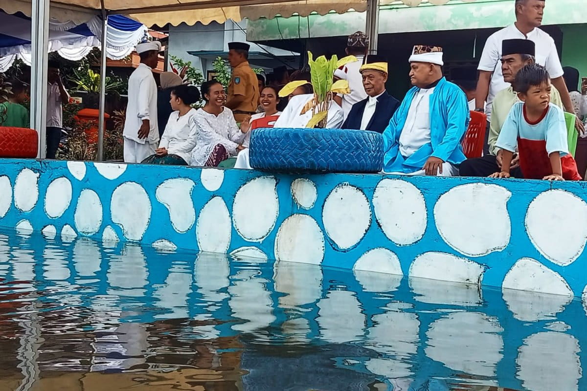 Warga Ternate Utara, Maluku Utara, melaksanakan ritual sigofi ake atau membersihkan air di Mata Air Ake Gaale.