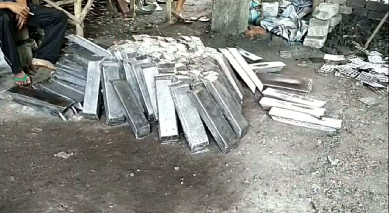 Timbal hasil proses peleburan aki bekas di Lamongan. Foto: A. Asnawi/ Mongabay Indonesia