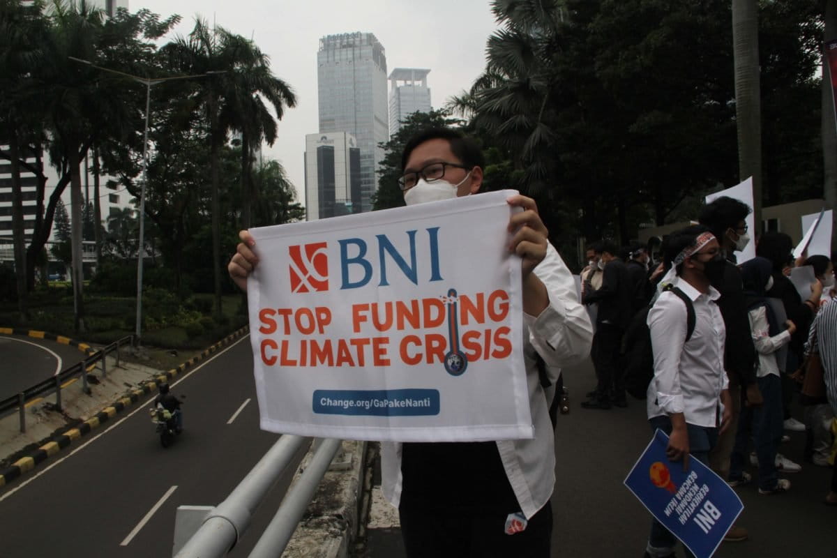 Aksi generasi muda di Jakarta mendesak BNI sebagai salah satu bank Indonesia yang masih mendanai sektor energi bat bara. Foto: Falahi Mubarok/Mongabay Indonesia