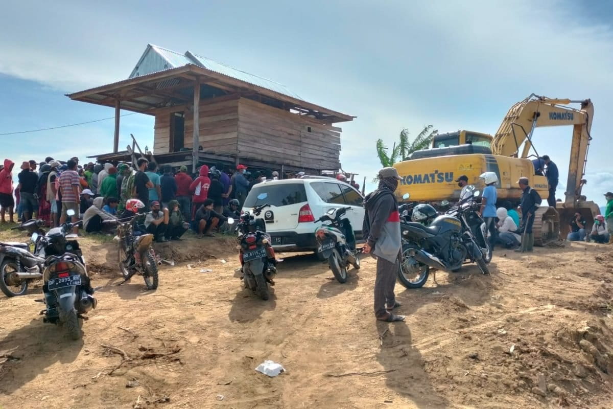 Alat berat PTPN menggusur tanaman warga untuk jadi kebun sawit di Enrekang. Persoalan lahan antara warga dan PTPN di Enrekang ini pun berlarut. Foto: KPA Sulawesi Selatan