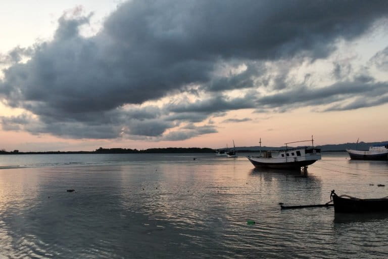 Nelayan tradisional di Pulau Madura. Mereka terdampak perubahan ikllim yang menyebabkan cuaca ekstrem dan tak menentu. Nelayan pun sulit memperkirakan akan melaut dan berujung hasil tangkap berkurang. Foto: Moh Tamimi/ Mongabay Indonesia
