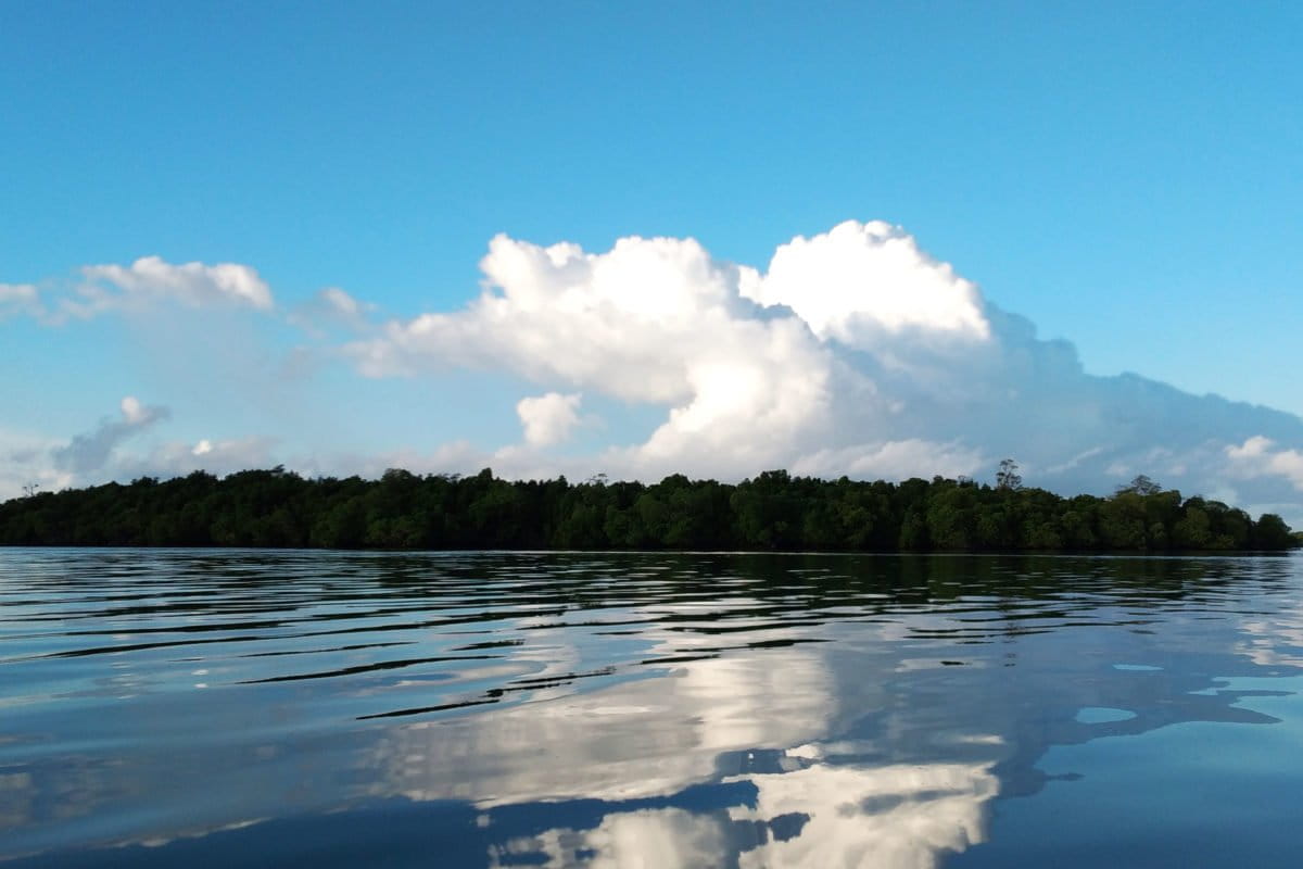 Pulau kecil bagian dari Kabupaten Sumenep, Madura Jawa Timur. Pulau-pulau kecil seperti ini rawan terdampak perubahan iklim. Foto: Moh Tamimi/ Mongabay Indonesia