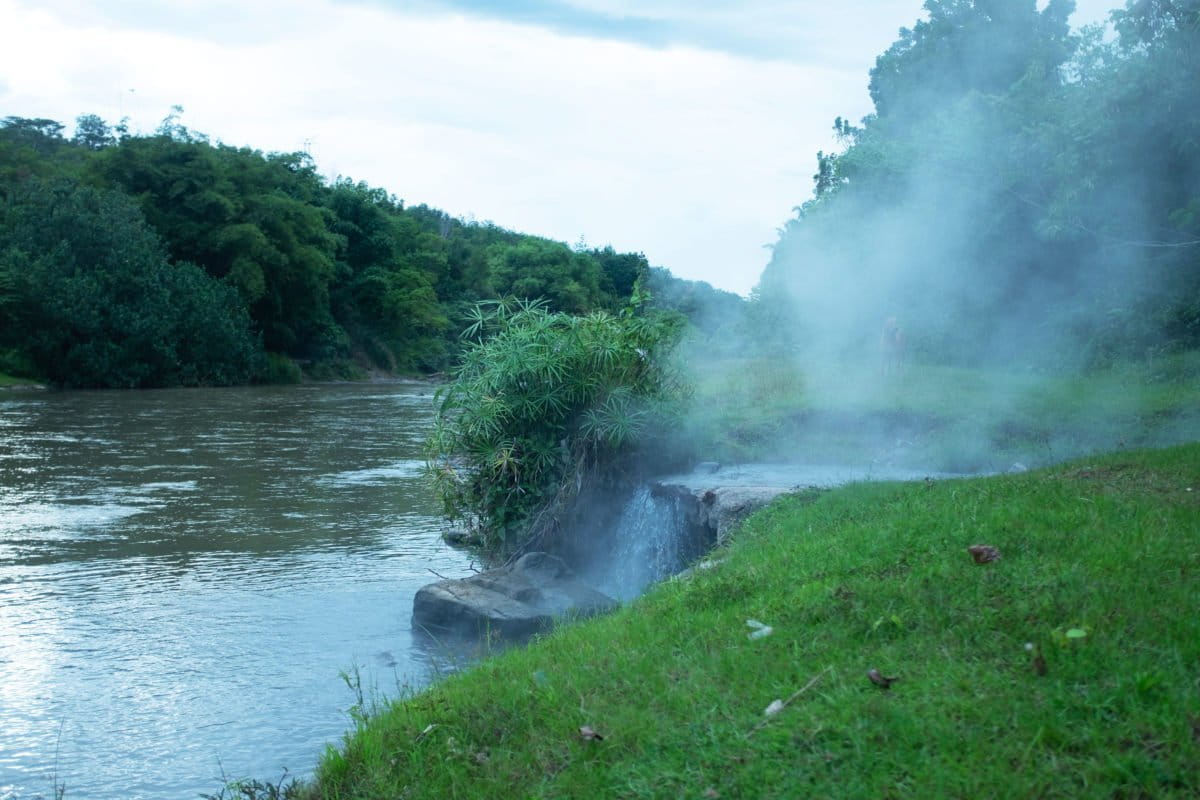 Aliran air limbah PLTU beruapa, panas, mengalir ke Sungai Batang Ombilin. Foto: Jaka HB? Mongabay Indonesia