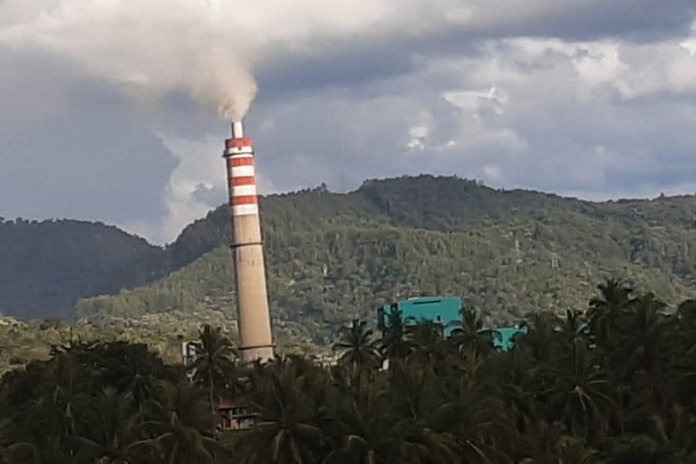 P:TU Omlin. Sete;ah PLTU beroperasi, warga alami banyak keluhan. Foto: Jaka HB? Mongabay Indonesia