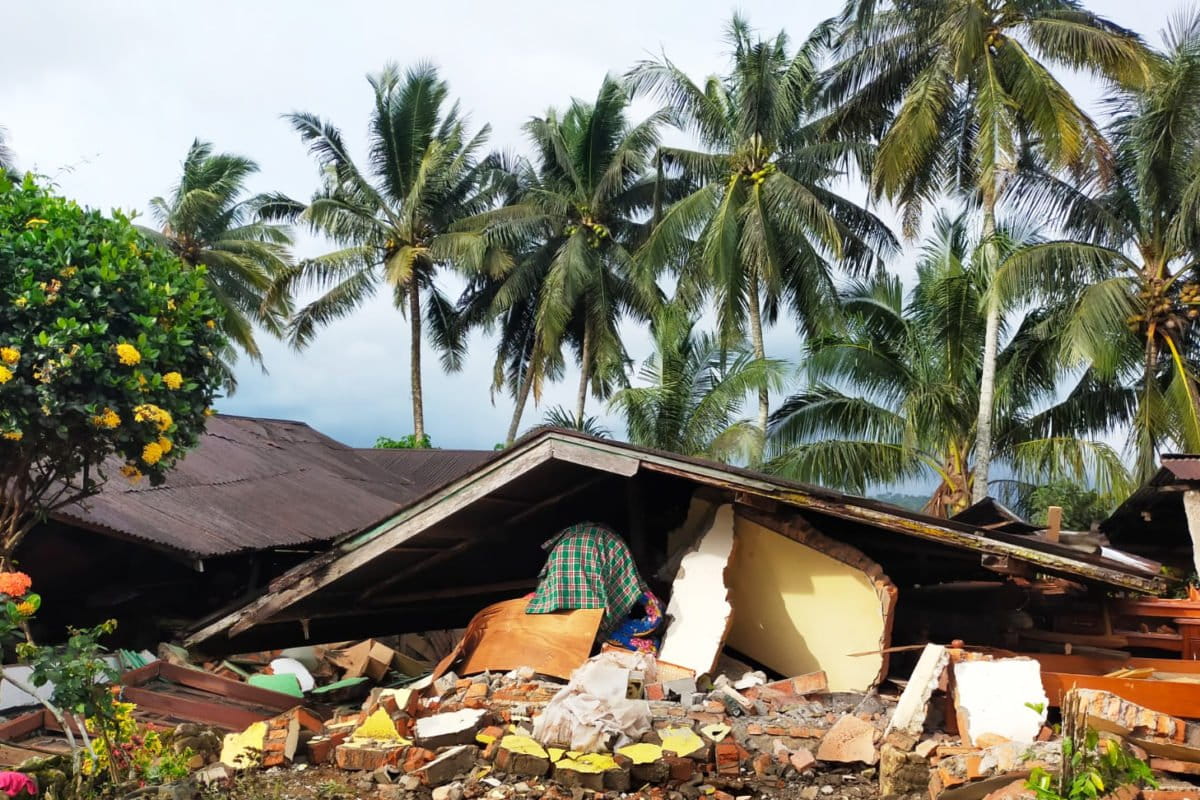 Rumah rata dengan Tanah. Release resmi dari Badan Nasional Penanggulangan Bencana (BNPB) pada Rabu (2/2/22), pukul 12.00 WIB, menyebut sejumlah warga Pasaman barat di Kanagarian Kajai terdampak gempa magnitudo (M)6,1 sudah kembali ke rumah masing-masing. Foto: Vinolia/ Mongabay Indonesia