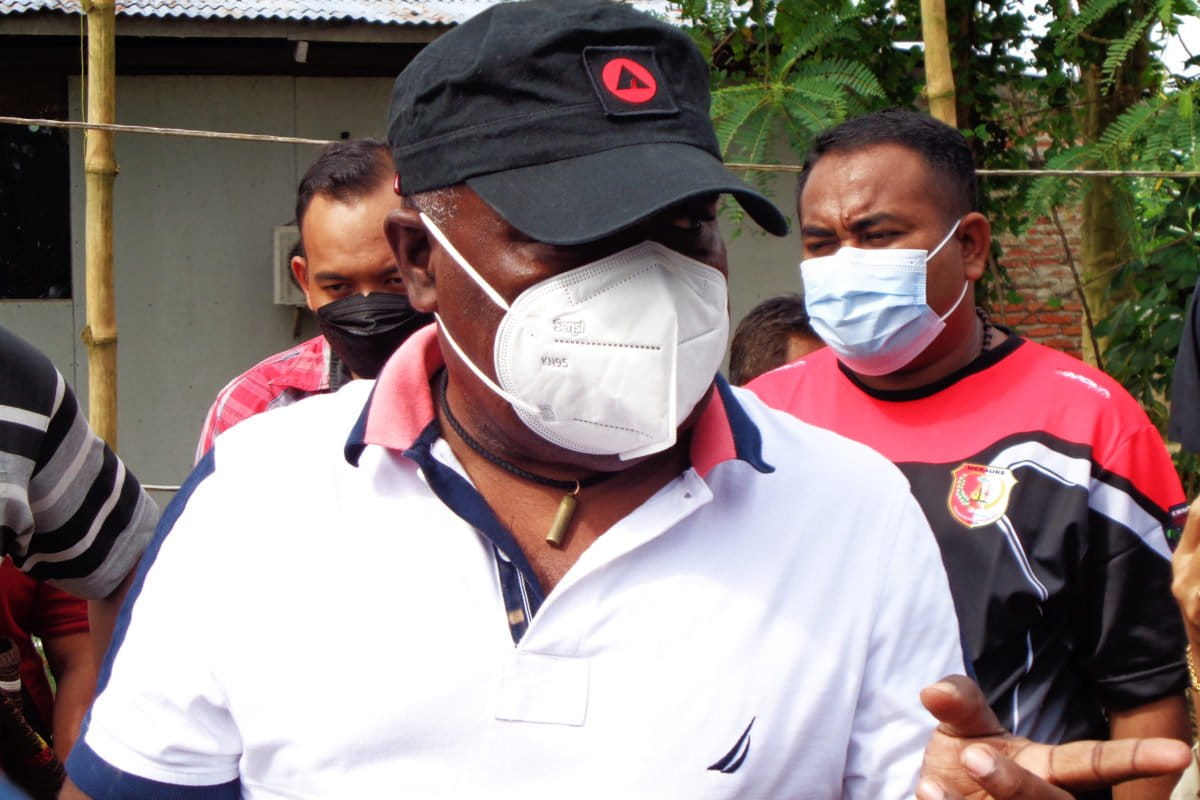 Romanus Mbaraka, Bupati Merauke saat inspeksi mendadak ke peternakan PT. Harvest Paulus Papua, pada Februari lalu. Foto: Agapitus Batbual/ Mongabay Indonesia