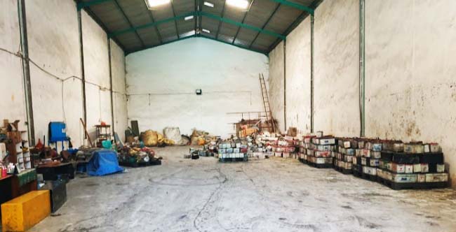 Salah satu gudang tempat penyimpanan aki bekas sebelum dilebur. Foto: A. Asnawi/ Mongabay Indonesia