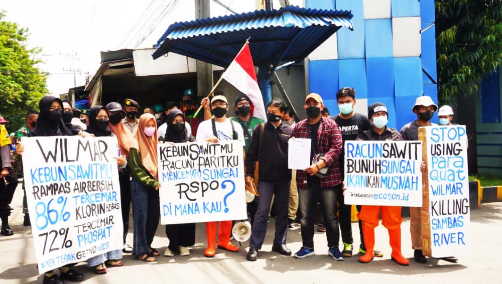 Aksi aktivis Ecoton di PT Wilmar Nabati di Gresik. Foto: Ecoton