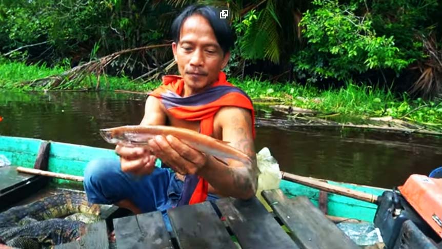 Warga bergantung hidup dari sungai. Air sungai bukan hanya sumber air tetapi juga mata pencarian mereka sebagai nelayan. Foto: Ecoton