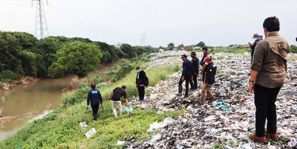 Sampah menumpuk di penggiran Kali Cikarang Bekasi Laut. Tumpukan sampah sepanjang beberapa kilometer ini ilegal dan cemari lingkungan. Ditjen Penegakan Hukum KLHK, bergerak, menutup dan menahan pengelola. Foto: KLHK