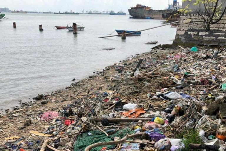 Satu bagian di tepian pantai Madura yang penuh sampah. Foto: tim peneliti/Ecoton