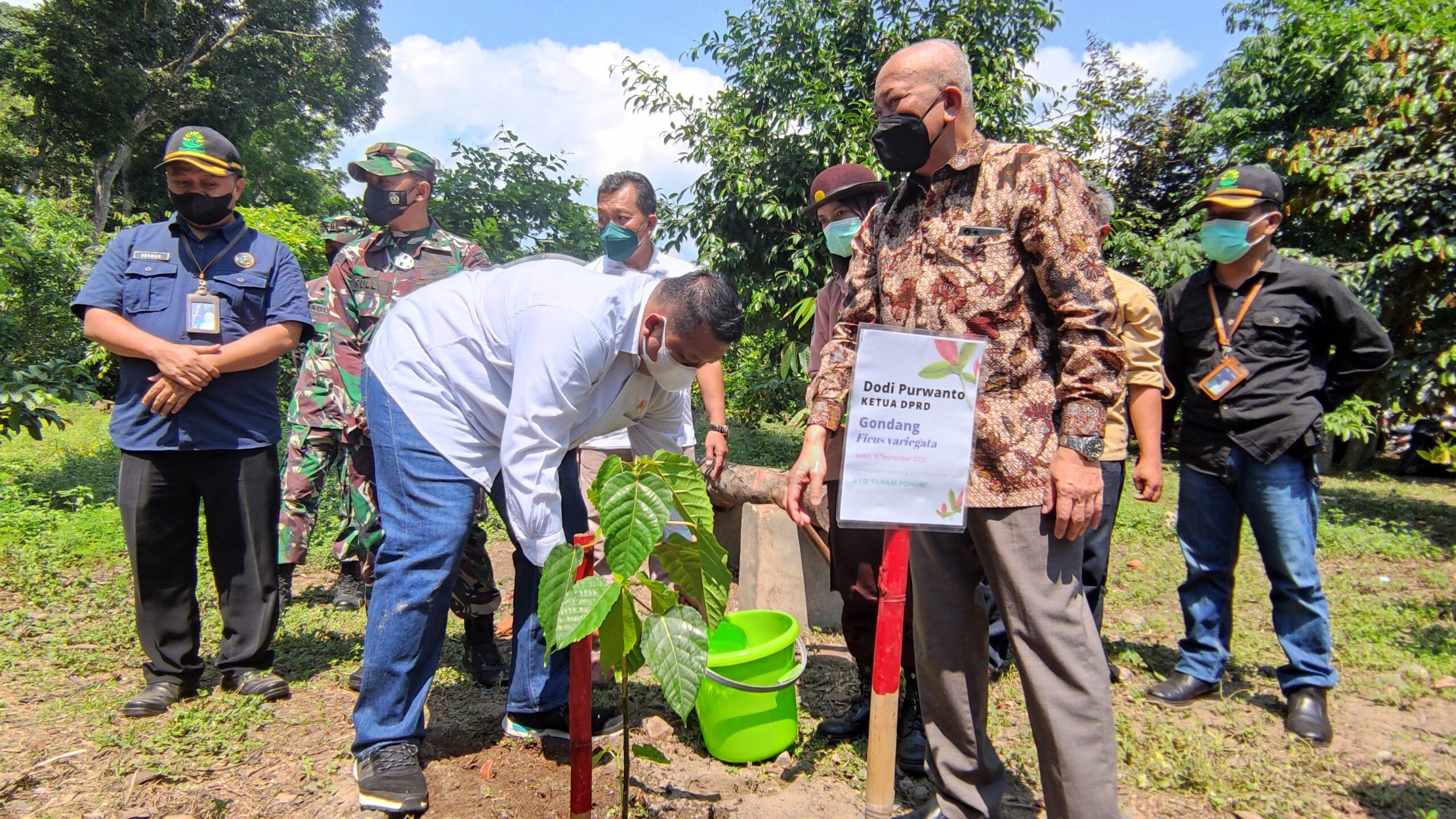 : Aksi penanaman Ficus Gondang untuk menandai peresmian Ficus Gondang di lokasi Pusat Ficus Nasional (PFN) di Kabupaten Kediri. Foto: A. Asnawi/ Mongabay Indonesia