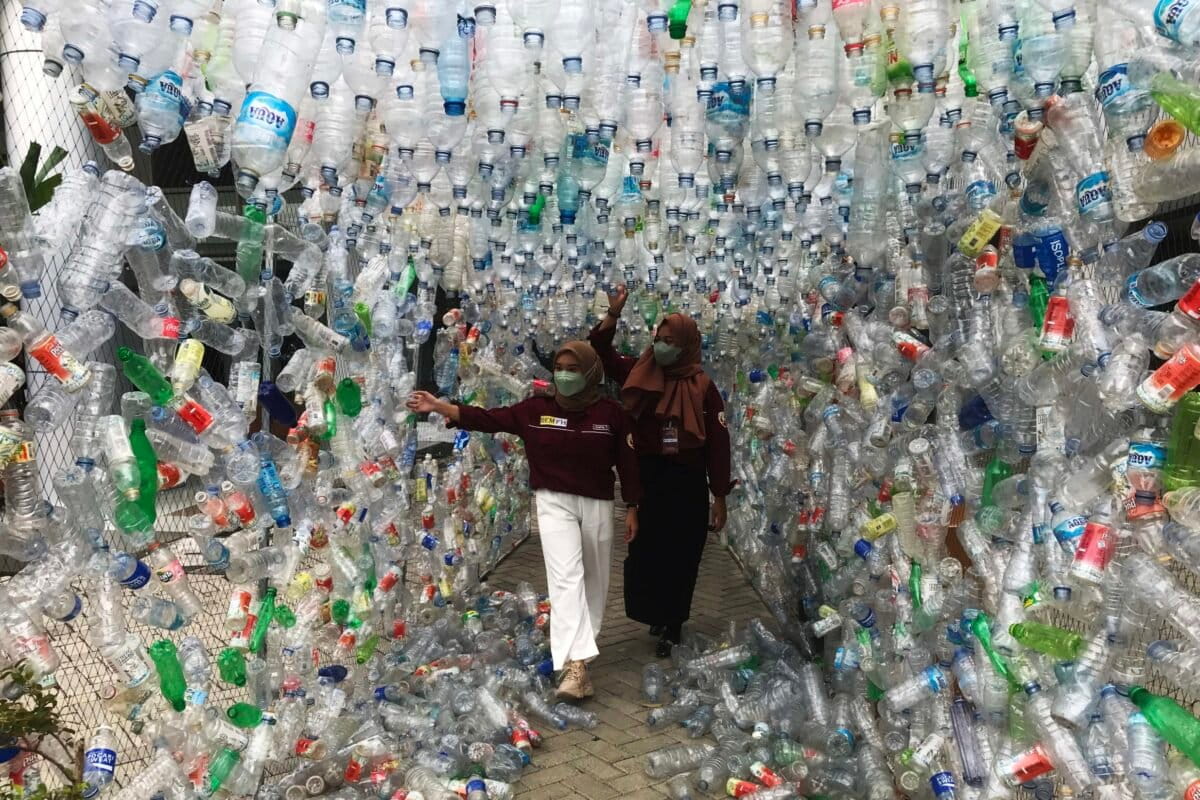 Pengunjung pameran Brantas Xoxo: Selamatkan Brantas dari Sampah Plastik melintasi lorong botol plastik. Foto: Eko Wiidanto/ Mongabay Indonesia