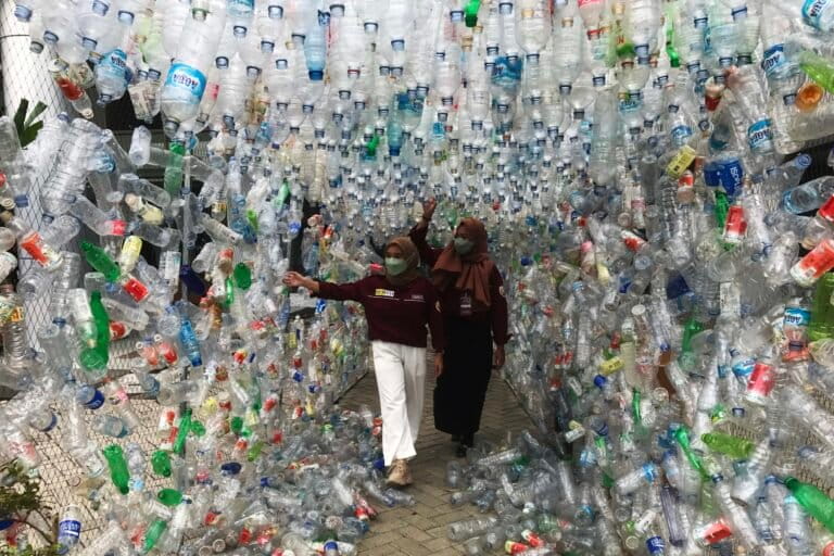 Pengunjung pameran Brantas Xoxo: Selamatkan Brantas dari Sampah Plastik melintasi lorong botol plastik. Foto: Eko Wiidanto/ Mongabay Indonesia