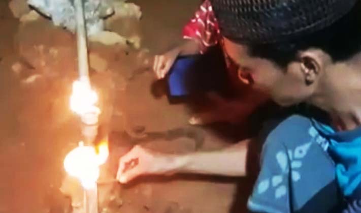 Air sumur bor ketika didekatkan api terbakar. Foto: tangkapan video warga