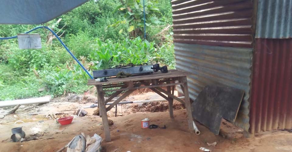 Air sumur yang bercampur gas itu bisa berfungsi untuk bahan bakar kompor. Foto: Abdul Karim, Ketua Pembangunan PP Adduriyah 