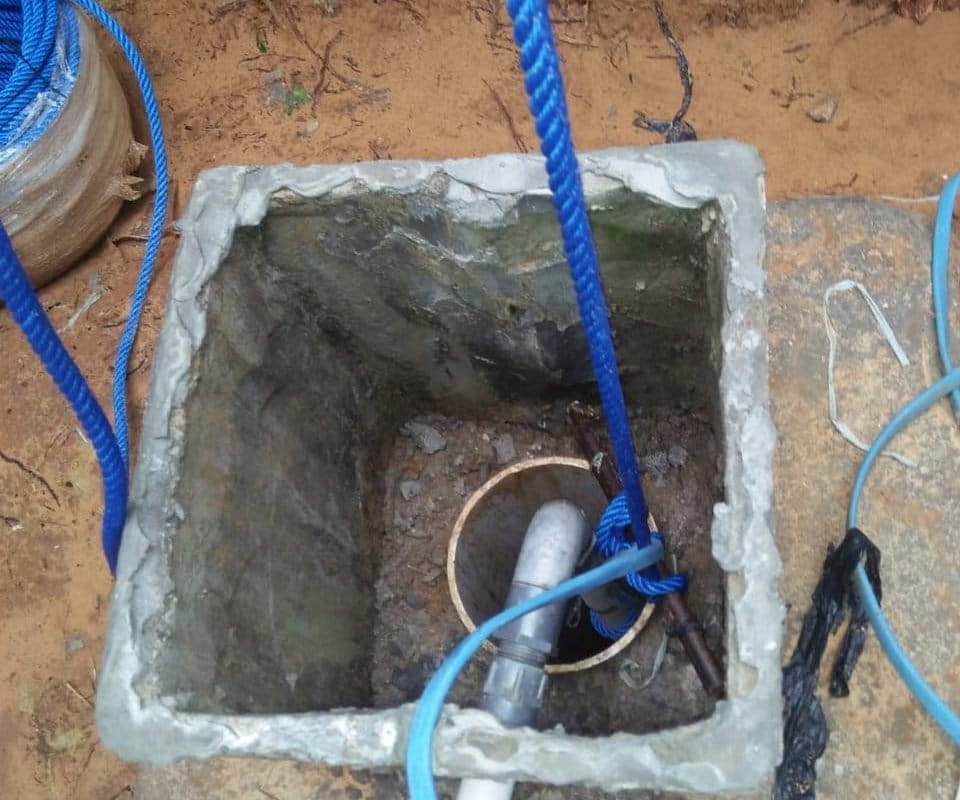 Air dari sumur bor ini bercampur dengan gas. Foto: Abdul Karim, Ketua Pembangunan PP Adduriyah