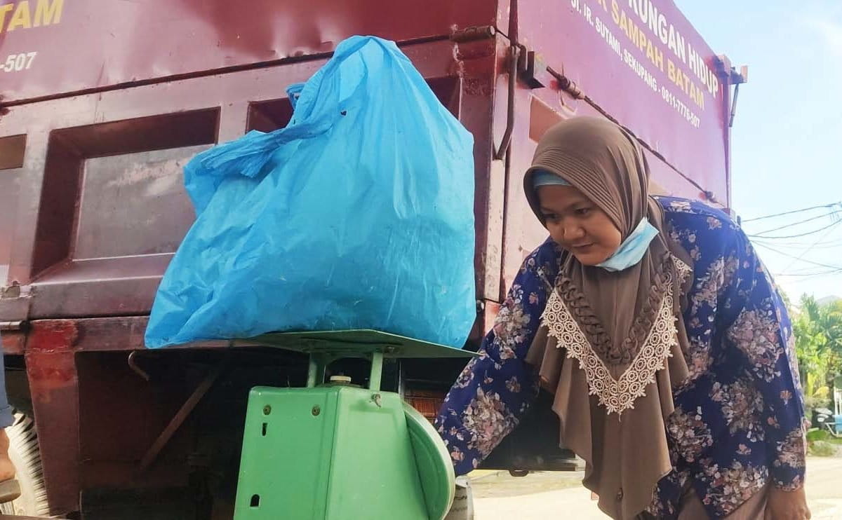Warga menimbang sampah di bank sampah di Kota Batam. Foto: Yogi ES/ Mongabay Indonesia