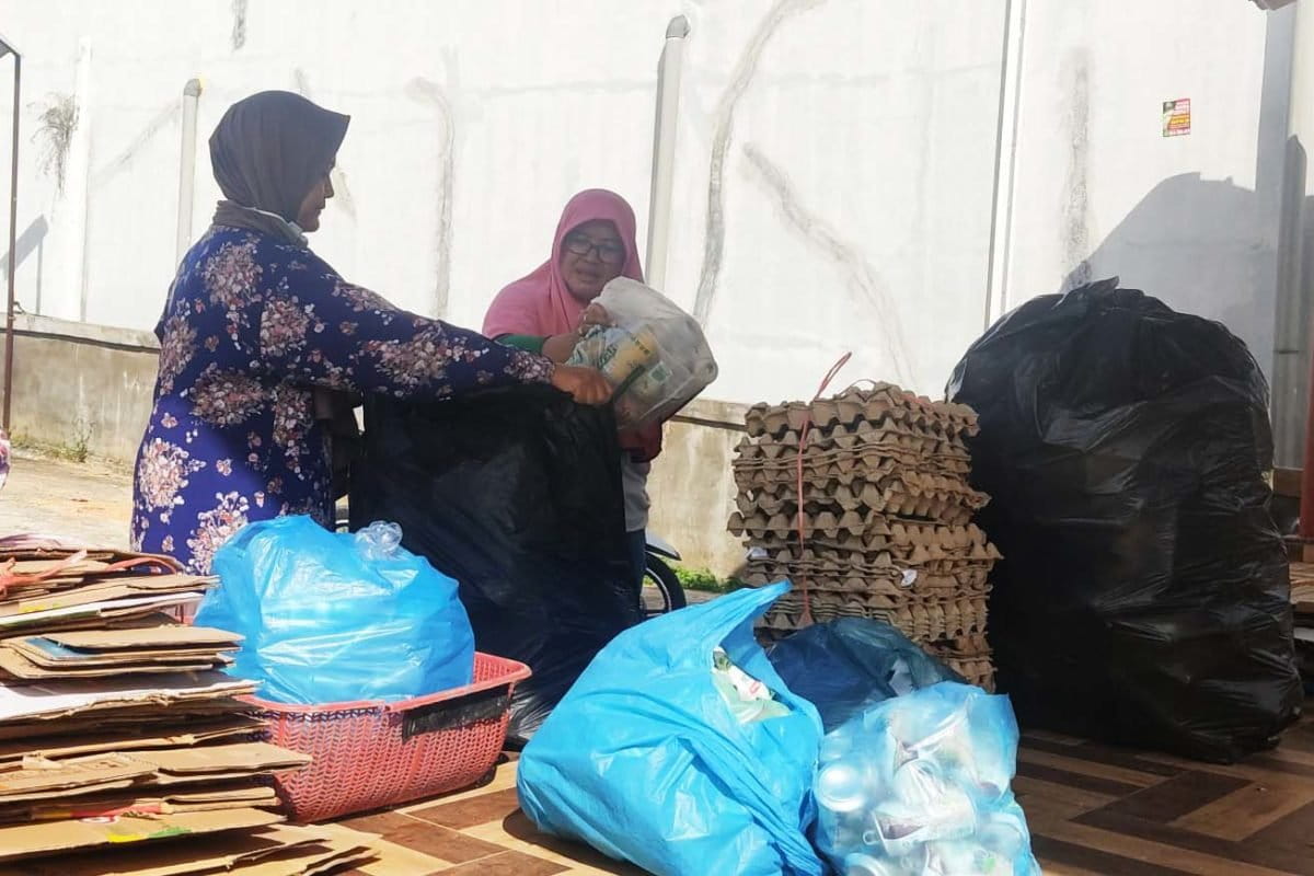 Memilah dan menimbang sampah di bank sampah di Kota Batam. Foto: Yogi ES/ Mongabay Indonesia
