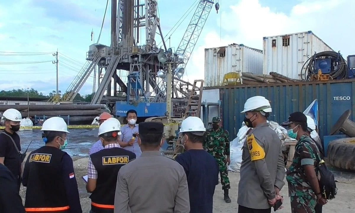 Petugas foressik Polda Sumut ke lokasi kebocoran gas. Foto: Ayat S Karokaro/ Mongabay Indonesia