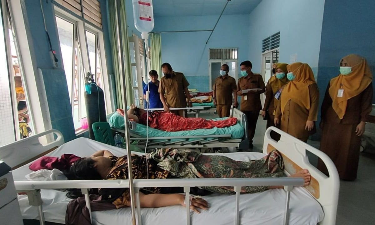 Warga yang keracunan gas karena pipa bocor pembangkit panas bumi Sorik Marapi. Foto: Ayat S Karokaro/ Mongabay Indonesia