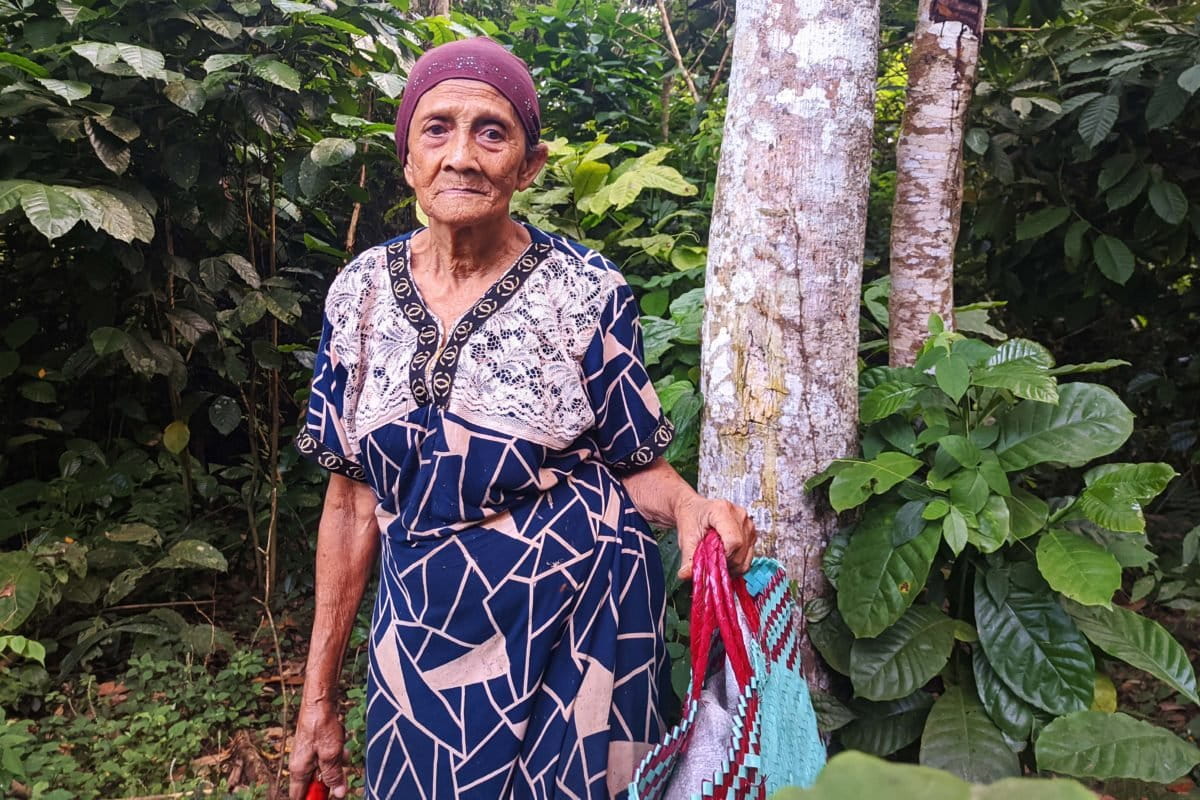 Ermi Mauke, penjaga hutan Sawawa/ Foto: Sarjan Lahay/ Mongabay Indonesia