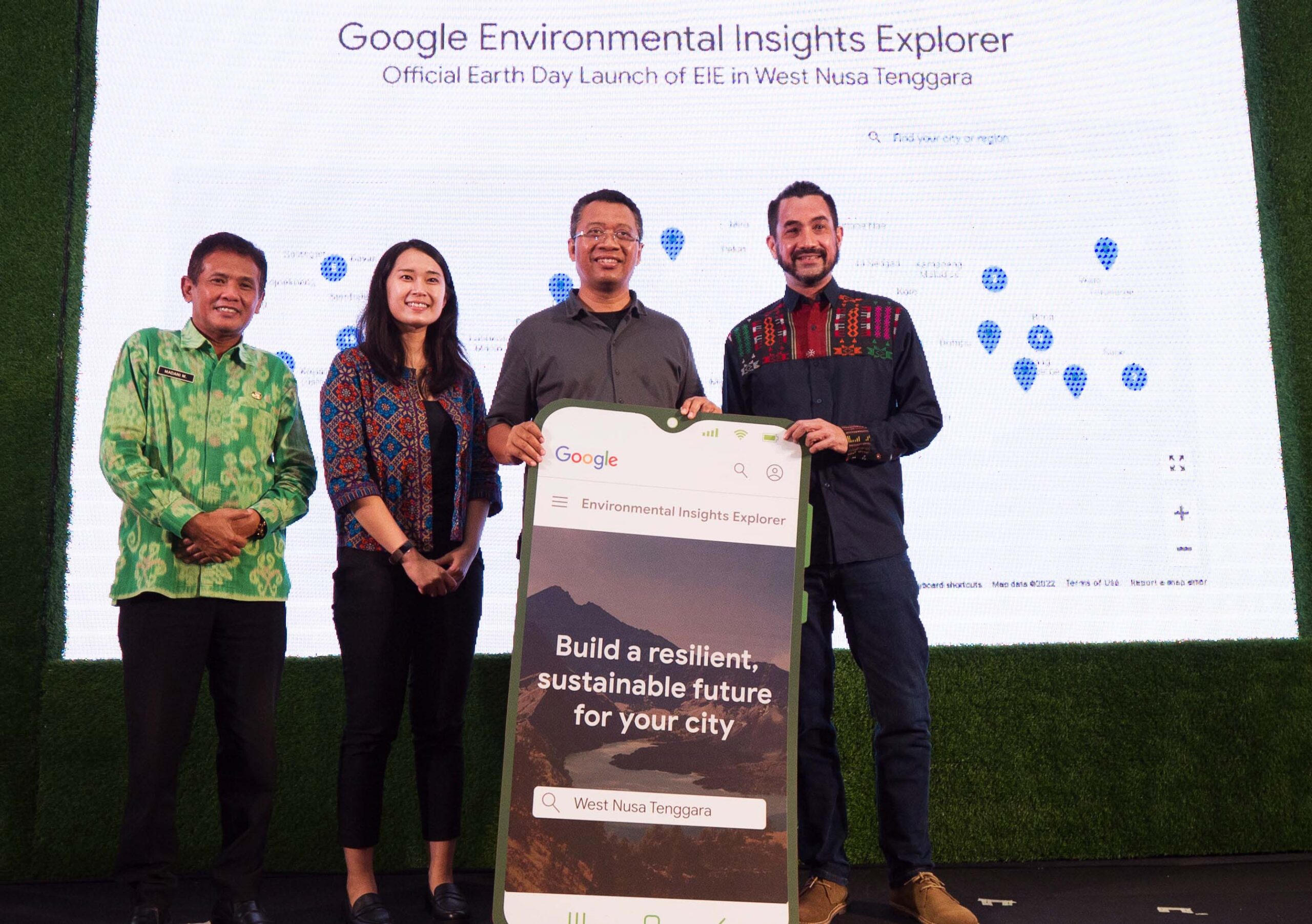 Google baru saja meluncurkan platform Environmental Insight Explorer (EIE). Sebuah platform yang memuat informasi terkait emisi karbon dari bangunan, transportasi dan potensi solar panel pada sebuah wilayah. Provinsi Nusa Tenggara Barat (NTB) menjadi provinsi pertama di ASEAN yang akan menggunakan Environmental Insights Explorer (EIE). Data EIE bisa menjadi landasan bagi pemerintah untuk menyusun kebijakan yang tepat untuk menjaga lingkungan di Indonesia.