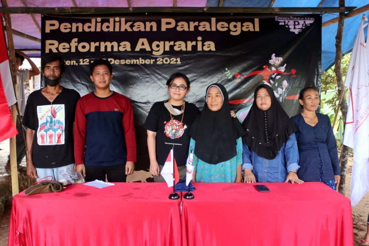 Dewi Kartika, Sekjen KPA (tiga dari kiri, kaos hitam). FotoL Dokumen pribadi