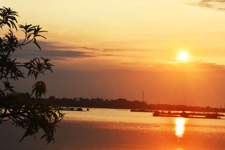 Pemandangan paling favorit kala datang ke Ranu Grati, adalah kala matahari terbenan. Semurat keemasan begitu indah. Foto: A. Asnawi/ Mongabay Indonesia