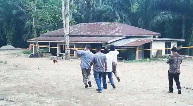 Bagian belakang rumah Bupati Terbit yang ada kerangkeng manusia. Foto: Ayat S Karokaro/ Mongabay Indonesia