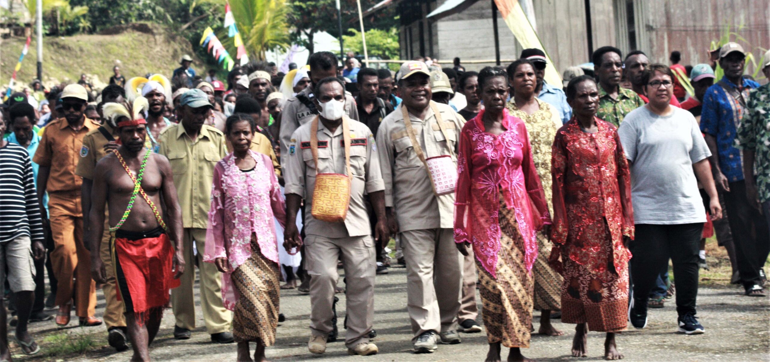  Asisten I Bidang Pemerintahan Kabupaten Kaimana, Luther Rumpumbo bersama rombongan turut menyaksikan upacara adat Sasi Pala. Foto: Nuswantoro/ Mongabay Indonesia